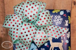 Step by step how to make an easy Christmas bow!