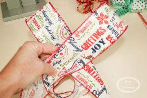 Step by step how to make an easy Christmas bow!