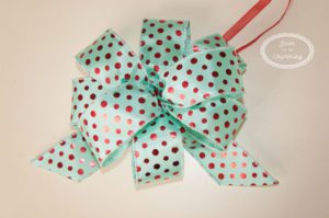 Step by step how to make an easy Christmas bow!