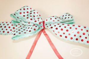 Step by step how to make an easy Christmas bow!